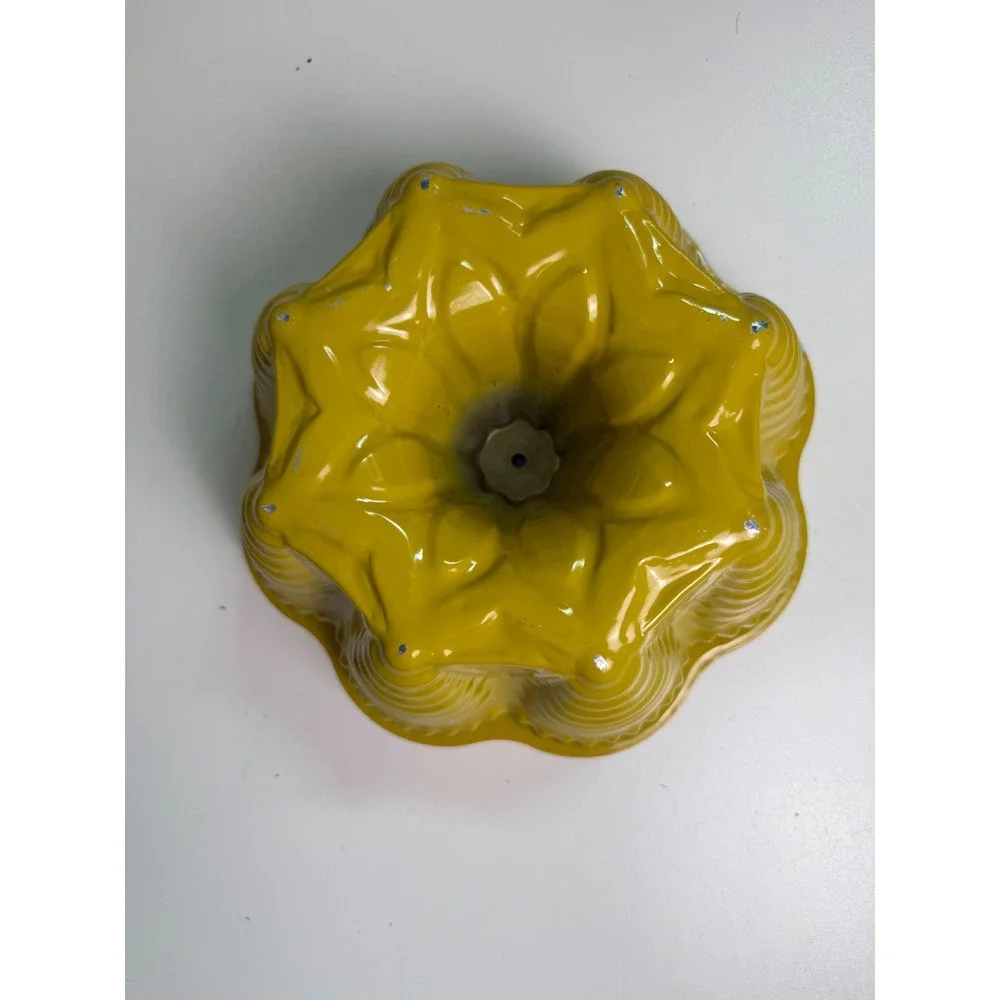 Vintage Mustard Yellow Enamelware Bundt Cake‎ Pan Fluted Tube Mold 10 Inch Retro